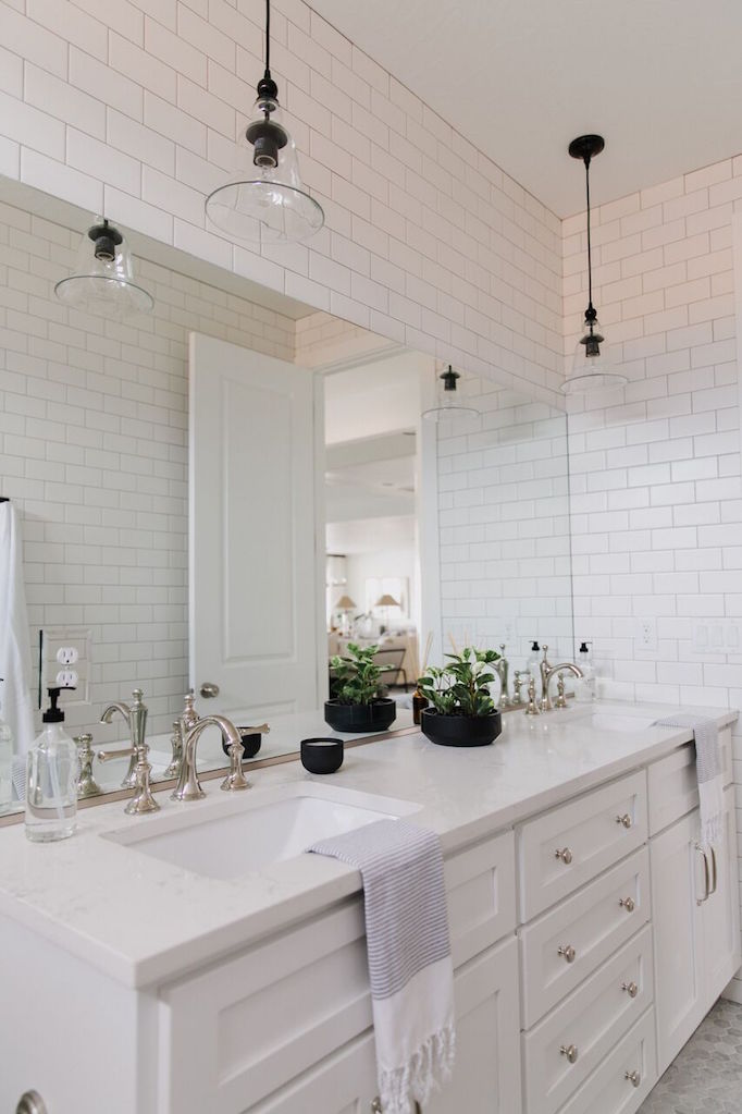 https://beckiowens.com/wp-content/uploads/2018/08/BECKI-OWENS-Brio-Bathroom-Fresh-White-and-Marble.jpeg